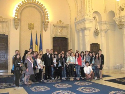 Studenţii şagunişti, excursie de studiu la Palatul Parlamentului